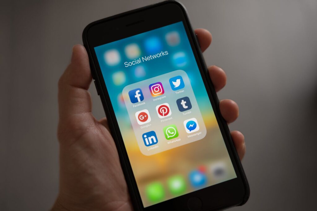 Should all small businesses have websites and utilize social media? 5 Social Media - Photo by Tracy Le Blanc from Pexels